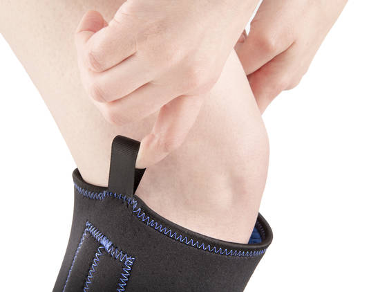 Actimove Knee Horseshoe with Stay Extra Small Black image 2
